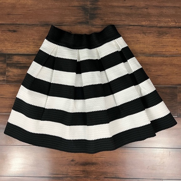 NWT - Express Striped Structured Stretch Pouf Skater Skirt - Size XS - Picture 2 of 8
